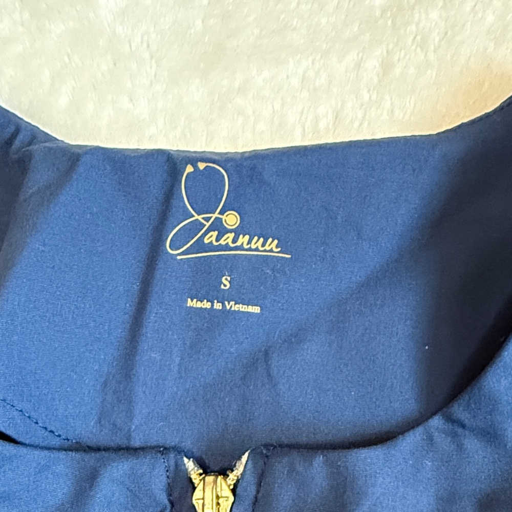 Jaanuu Navy Blue Short Sleeve Scrub Top/Jacket with Gold Hardware. Size Small - Picture 3 of 5